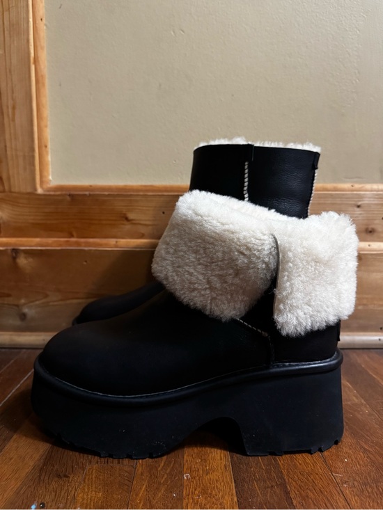 Women’s tan calf high cuffable  platform uggs size 9 brand new